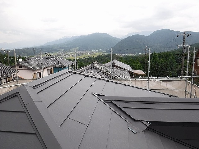 山を背景にした屋根